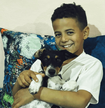 chien dans les bras d'un enfant au Maroc même si le pays est peu dog-friendly