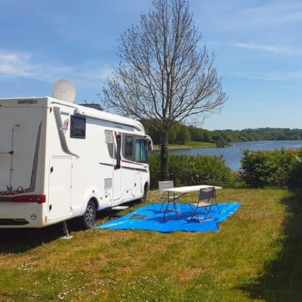 Camping car sur emplacement au Flower Camping des Lacs en Charente en Nouvelle Aquitaine à Pressignac