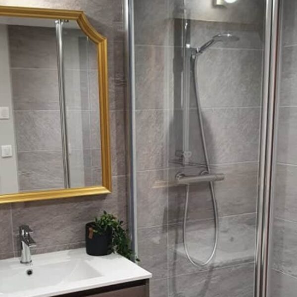 Salle de bain du Gîte Maison Fleuriet proche de Sancerre Sancerre en Berry dans le Centre Val de Loire dans le Cher