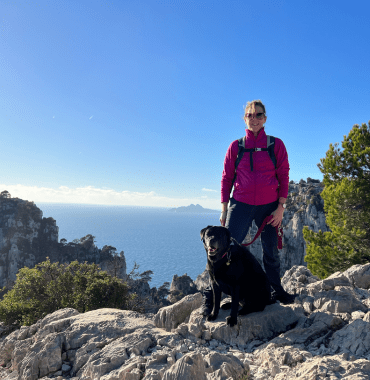 Wandern mit dem Hund – eine der Aktivitäten, die man mit Hund in den Calanques unternehmen kann