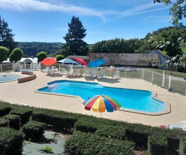 Vue du ciel, la piscine, du Village vacances VVF EGUZON