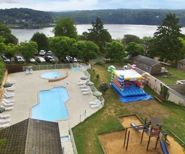 Vue du ciel, la piscine, du Village vacances VVF EGUZON