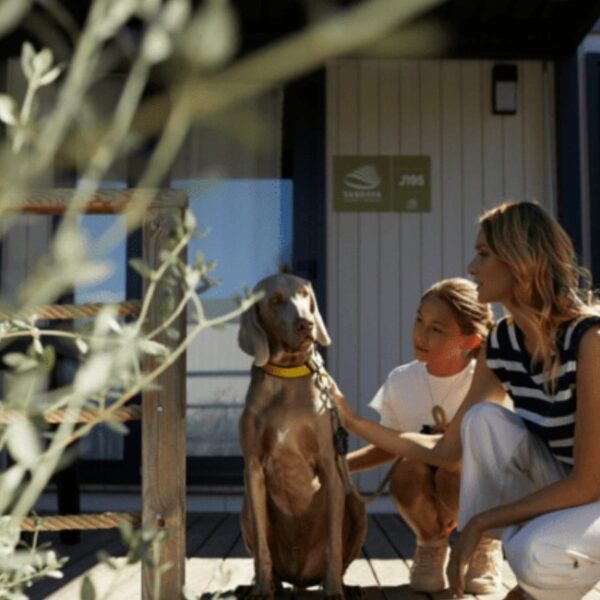 maman, sa fille et leur chien sur la terrasse d'un mobil home dans le camping les rivages à Millau