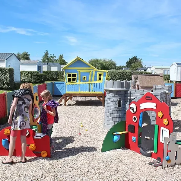 Aire de jeux pour les enfants au Camping Le Cormoran en Normandie dans la Manche à Sainte-Mère-Eglise au bord des plages du débarquement dans le Cotentin