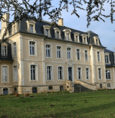 Sleeping in a castle with your dog is possible at Château de la Bouchatte near Bourges