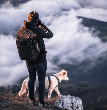 Genießen Sie nach einer Wanderung den Sonnenuntergang mit Ihrem Hund in der Drôme