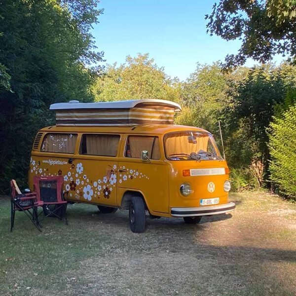 Van orange vintage sur un emplacement au camping les Tilleuls en baie de somme