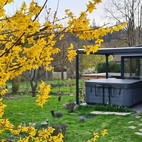 Jardin clos et Spa du Gîte La Belle au Calme dans la Forêt d'Argonne dans la Meuse en Grand Est à Futeau