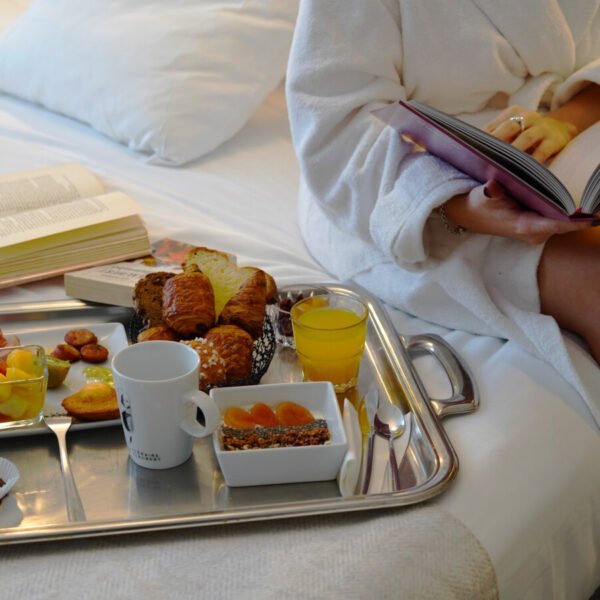 Petit déjeuner servi en chambre à l'Hôtel Littéraire Stendhal à Nancy en Lorraine dans le Grand Est en France