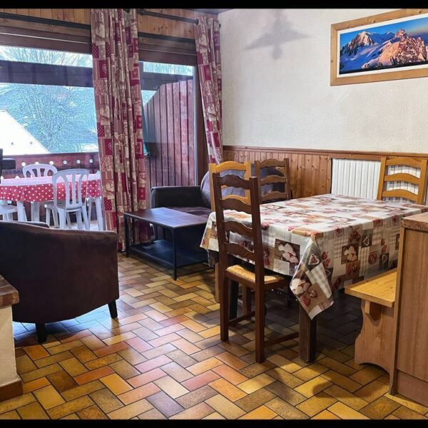 Salon salle à manger des Gîtes Chez Felix à Morzine en Haute Savoie dans les Alpes