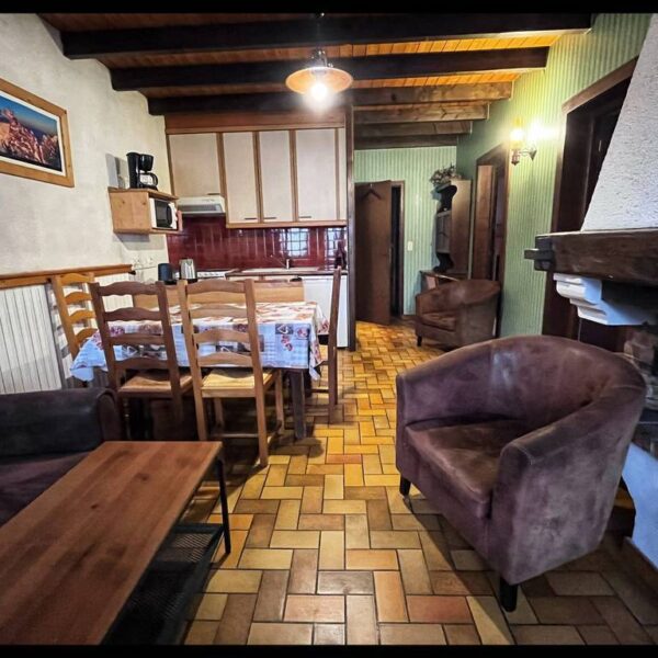 Salon avec cheminée des Gîtes Chez Felix à Morzine en Haute Savoie dans les Alpes