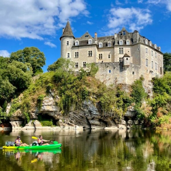 chateau et rivière chez Canoës Safaraid Dordogne dans le Lot à Vayrac en Occitanie