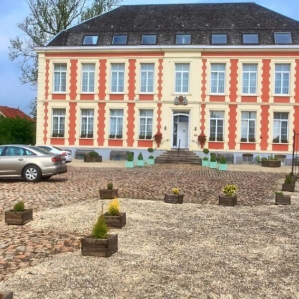 Vue extérieure du Château de Moulin-Le-Comte à l’Aire-sur-la-Lys au Pas-de-Calais en Hauts-de-France