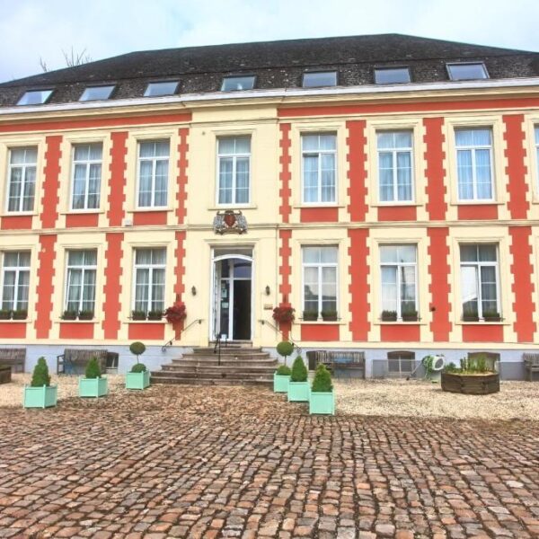 Vue extérieure du Château de Moulin-Le-Comte à l’Aire-sur-la-Lys au Pas-de-Calais en Hauts-de-France
