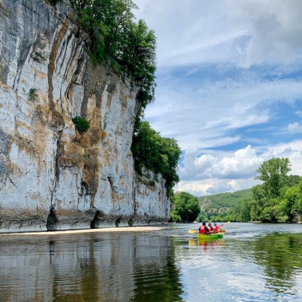 falaise au dessus de Canoës Safaraid Dordogne dans le Lot à Vayrac en Occitanie