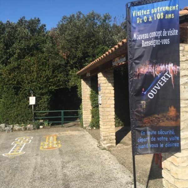 Entrée d'Aven Grotte Forestière en Ardèche proche de Pont saint Esprit