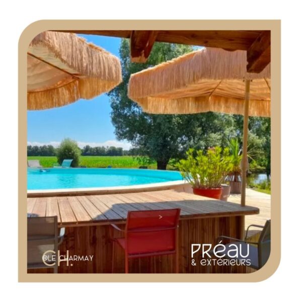 Terrasse et piscine des Gîtes Le Charmay dans l'Ain à Dombes proche de Lyon en Auvergne Rhône Alpes