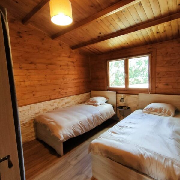 Chambre avec deux lits simples au Gîte Chalet le Samoyède dans l'Allier proche de Vichy en Auvergne Rhône Alpes