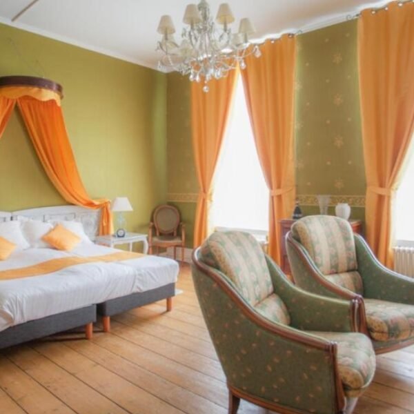 Chambre avec double lit au Château de Moulin-Le-Comte à l’Aire-sur-la-Lys au Pas-de-Calais en Hauts-de-France