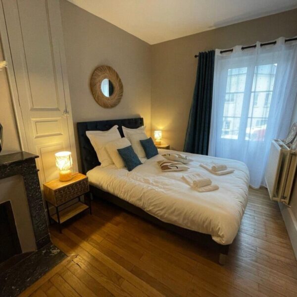 Chambre double confortable du Gîte Les Saurins à Sancerre en Berry dans le Centre Val de Loire