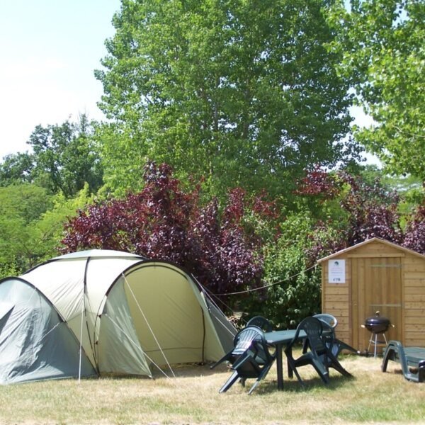 Emplacement arboré du Camping Parc de Fierbois près de Tours dans le Centre Val de Loire en Indre et Loire