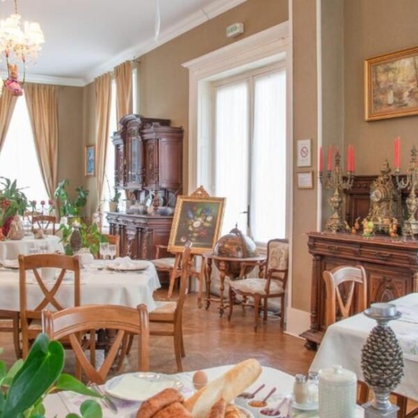 Salle à manger au Château de Moulin-Le-Comte à l’Aire-sur-la-Lys au Pas-de-Calais en Hauts-de-France