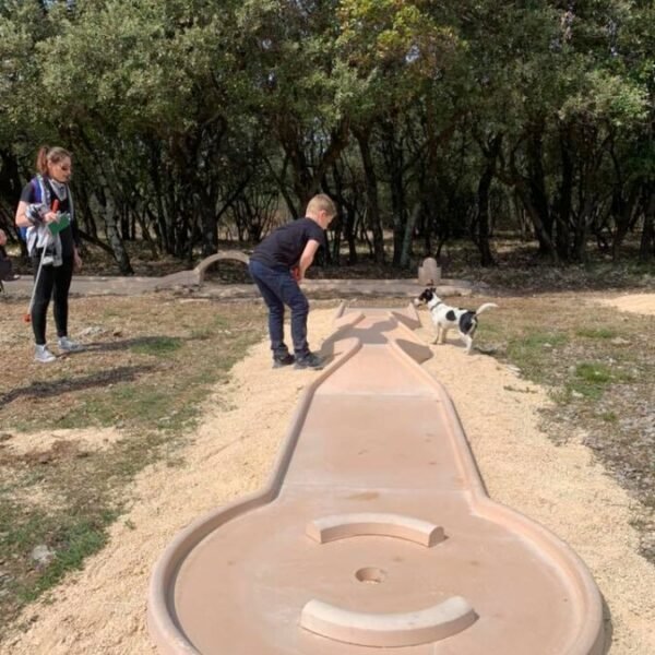 Mini golf autorisé aux chiens à Aven Grotte Forestière en Ardèche proche de Pont saint Esprit