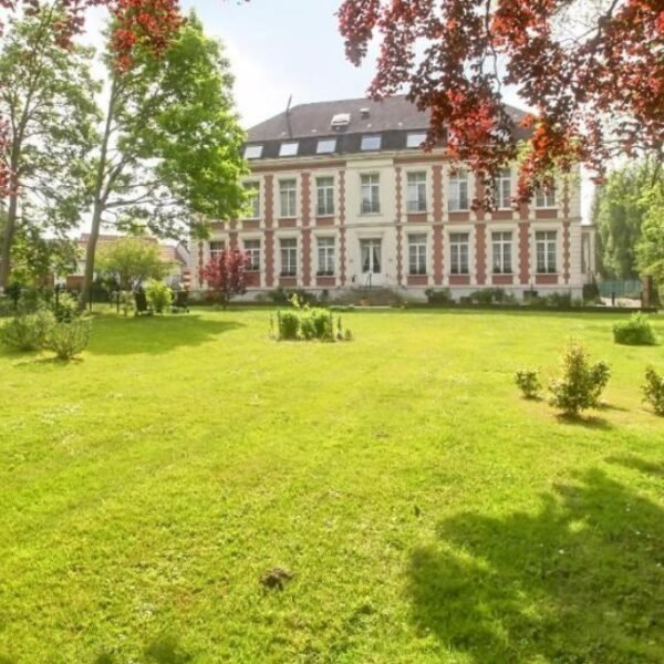 Jardin avec vue extérieure du Château de Moulin-Le-Comte à l’Aire-sur-la-Lys au Pas-de-Calais en Hauts-de-France