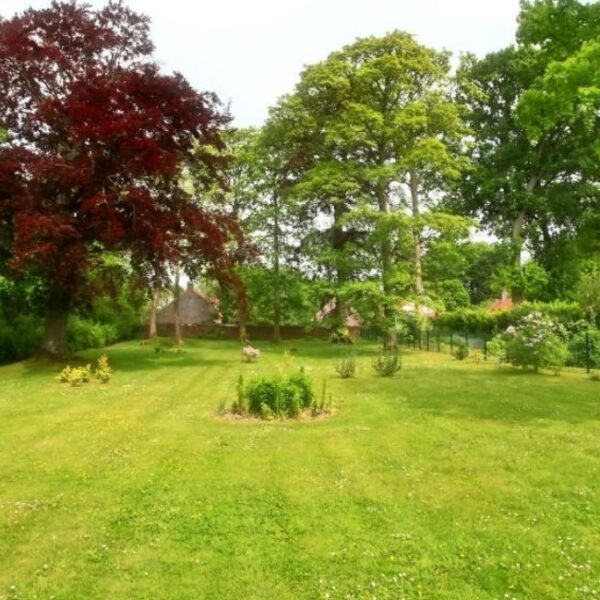 Jardin au Château de Moulin-Le-Comte à l’Aire-sur-la-Lys au Pas-de-Calais en Hauts-de-France