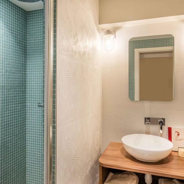 Salle de bain d'une chambre de l''Hôtel Littéraire Arthur Rimbaud à Paris en France