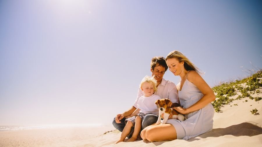 Famille sur la plage avec un chien