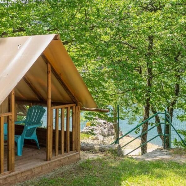 Location de vacances insolite au Camping du Lac de Villefort
