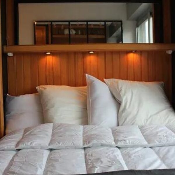 Grand lit dans les Locations de vacances Locasete dans l' Hérault à Sète en Occitanie
