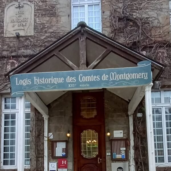 Façade Historique du 16eme siècle de l'Hôtel Best Western Montgomery en Normandie dans la Manche proche du Mont st Michel à Pontorson