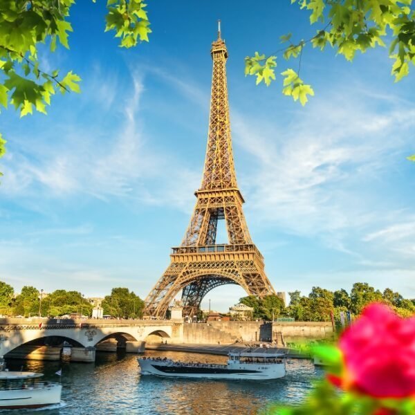 La tour Eiffel proche de l''Hôtel Littéraire Arthur Rimbaud à Paris en France