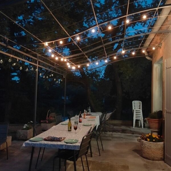 Terrasse du Gite l'Oliveraie Noves près d'Avignon en Provence dans le Sud de la France