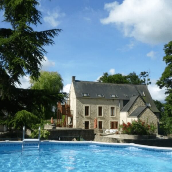 La piscine dans le jardin du gite Moulin Morin en Normandie dans le Calvados