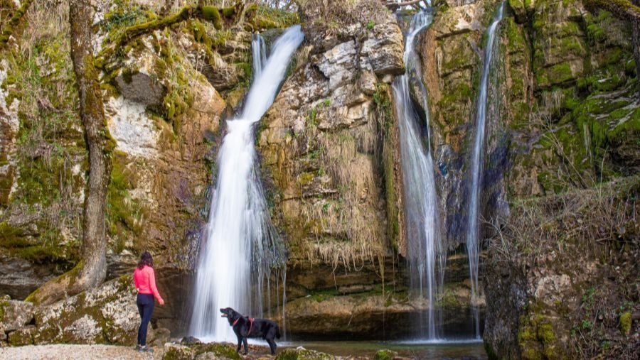 Mélogne waterfall - hike to do with a dog - Jura Mountains