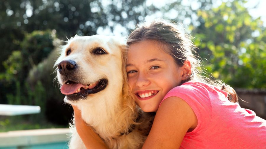 Kind(er) und Hund: Wie gelingt ein toller Familienurlaub?
