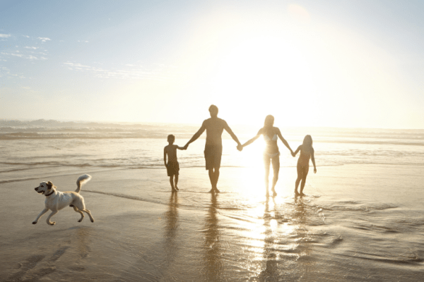 famille et chien sur la plage Mimizan