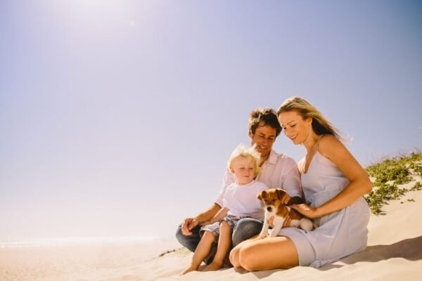 Famille qui se détend sur la plage