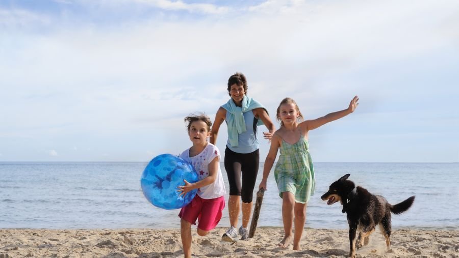 Famille qui joue sur une plage Cannet en Roussillon