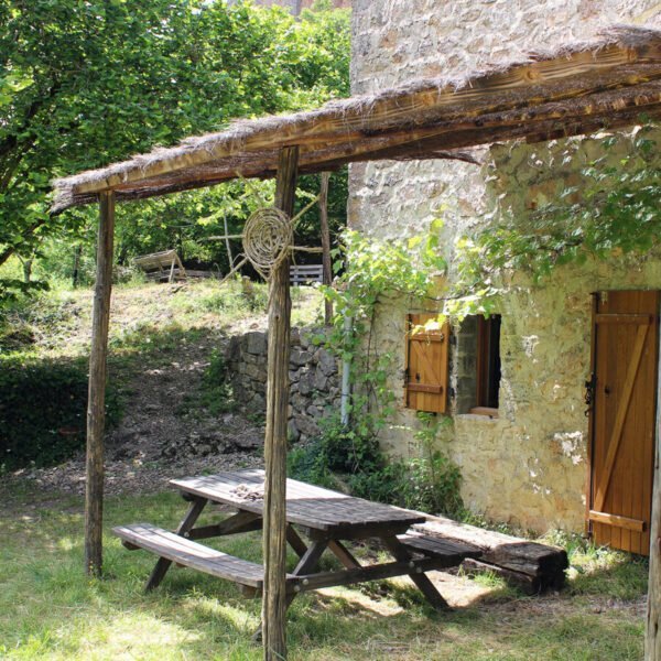 Terrasse coiverte du Gîte La Maison de Vigne dans l'Aveyron au cœur du Parc naturel des Grands Causses sur le Larzac près de Millau