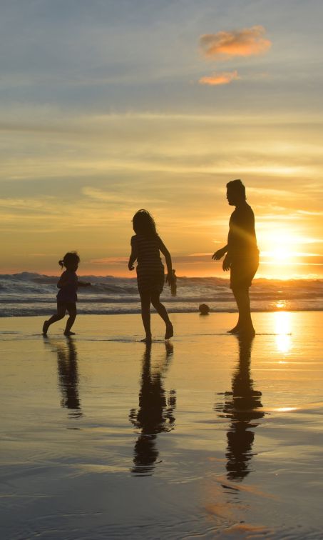 Famille sur la plage qui accepte les chien à Sérignan