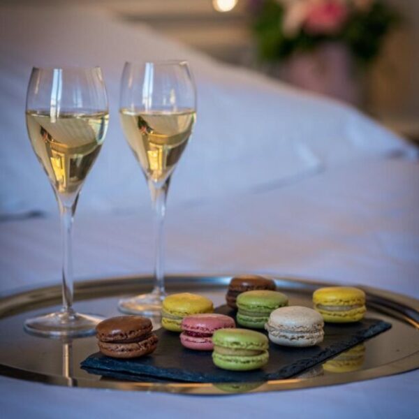 Champagne et macarons à l'Hôtel Littéraire Le Swan à Paris en France