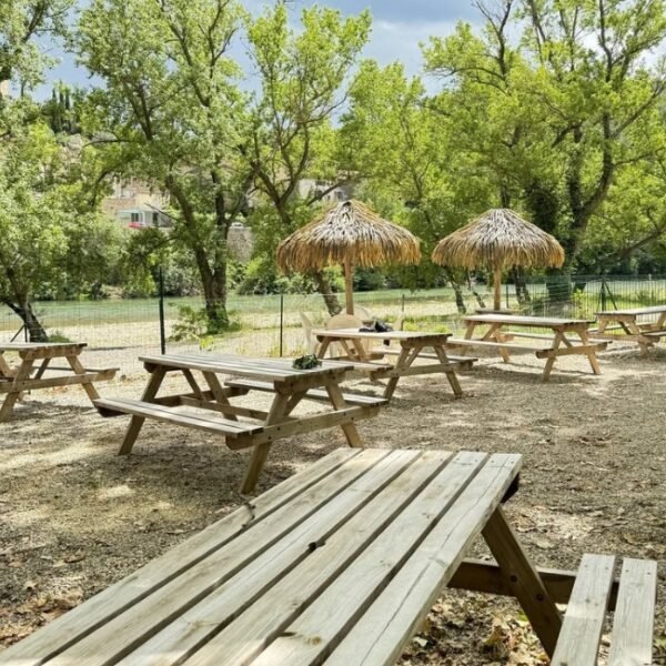 Jardin avec tables au Camping la Plage de l'Orb à Cessenon sur Orb dans l'Hérault en Occitanie