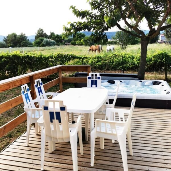 Terrasse avec SPA d'un mobilhome du Camping la Plage de l'Orb à Cessenon sur Orb dans l'Hérault en Occitanie