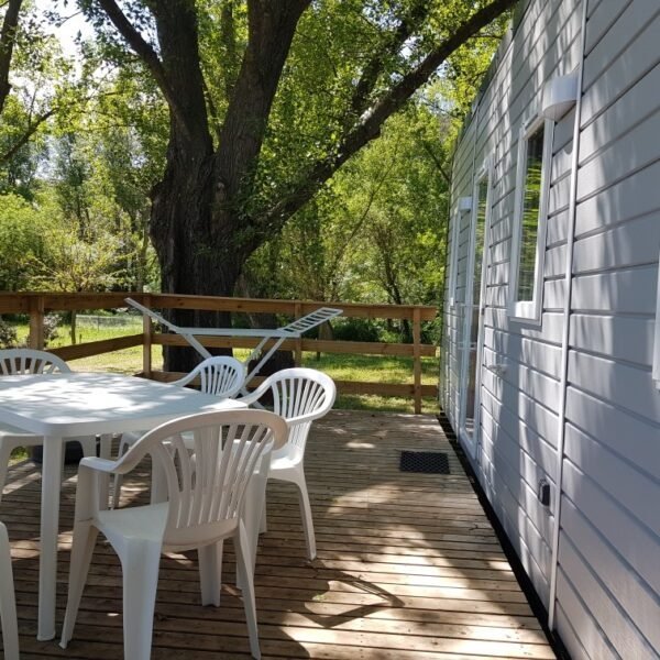 Terrasse d'un mobilhome du Camping la Plage de l'Orb à Cessenon sur Orb dans l'Hérault en Occitanie
