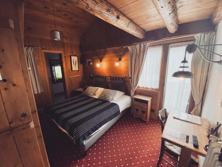 Chambre double de l'Hôtel Le Coin Savoyard à Combloux en Haute Savoie près du Mont Blanc