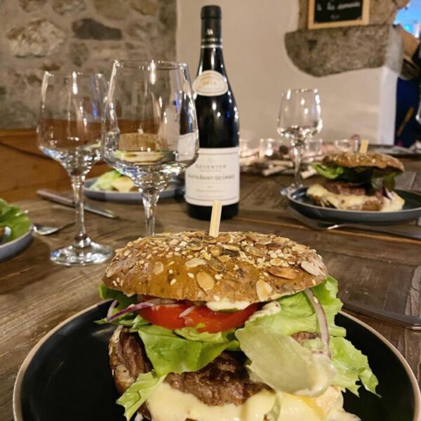 Burger au restaurant de l'Hôtel Le Coin Savoyard à Combloux en Haute Savoie près du Mont Blanc